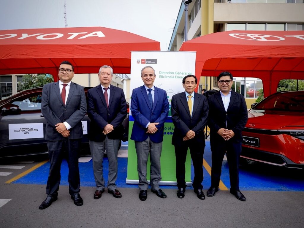 Toyota del Perú y el MINEM impulsan la transición hacia la electromovilidad y la carbono neutralidad