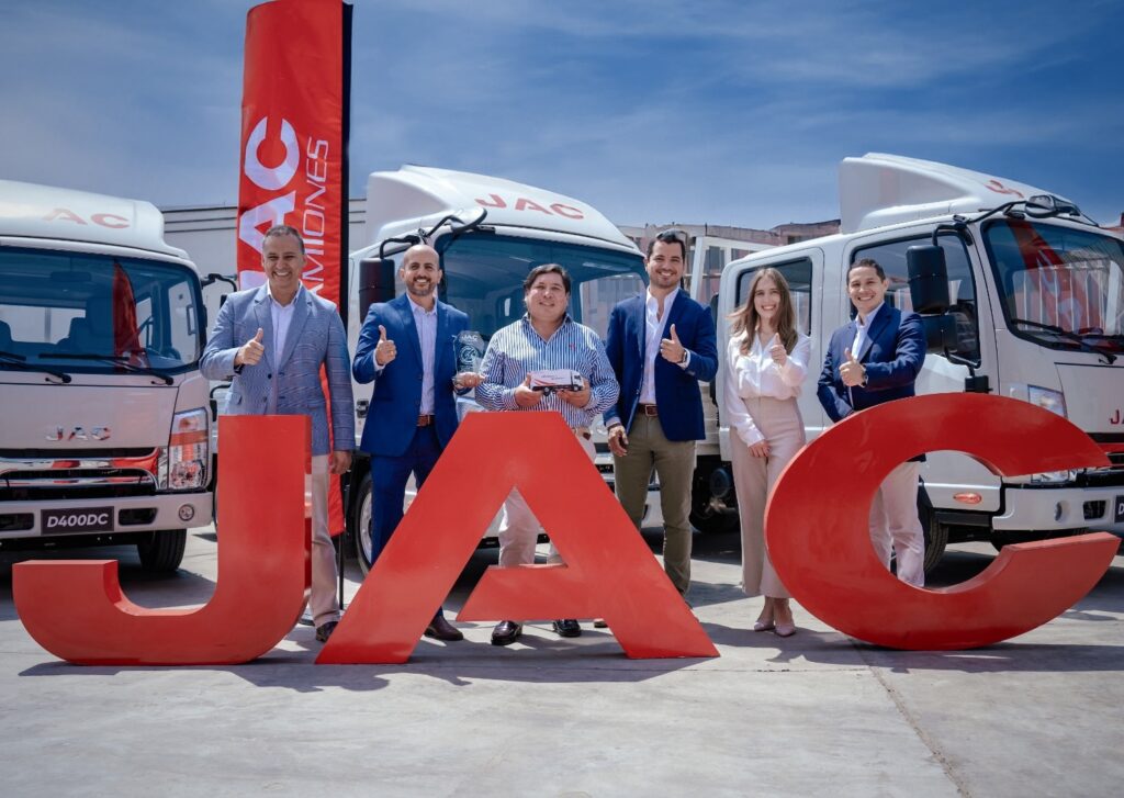 JAC refuerza la distribución eléctrica con camiones D400