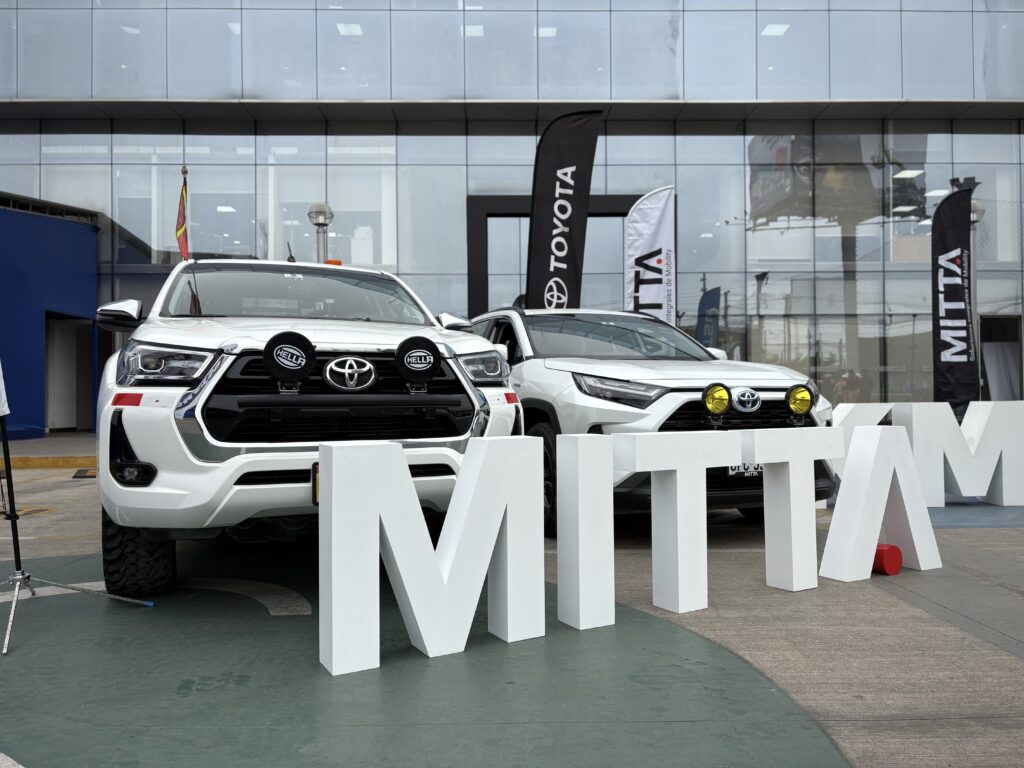 Toyota entrega 160 vehículos a Komatsu-Mitsui y Cummins