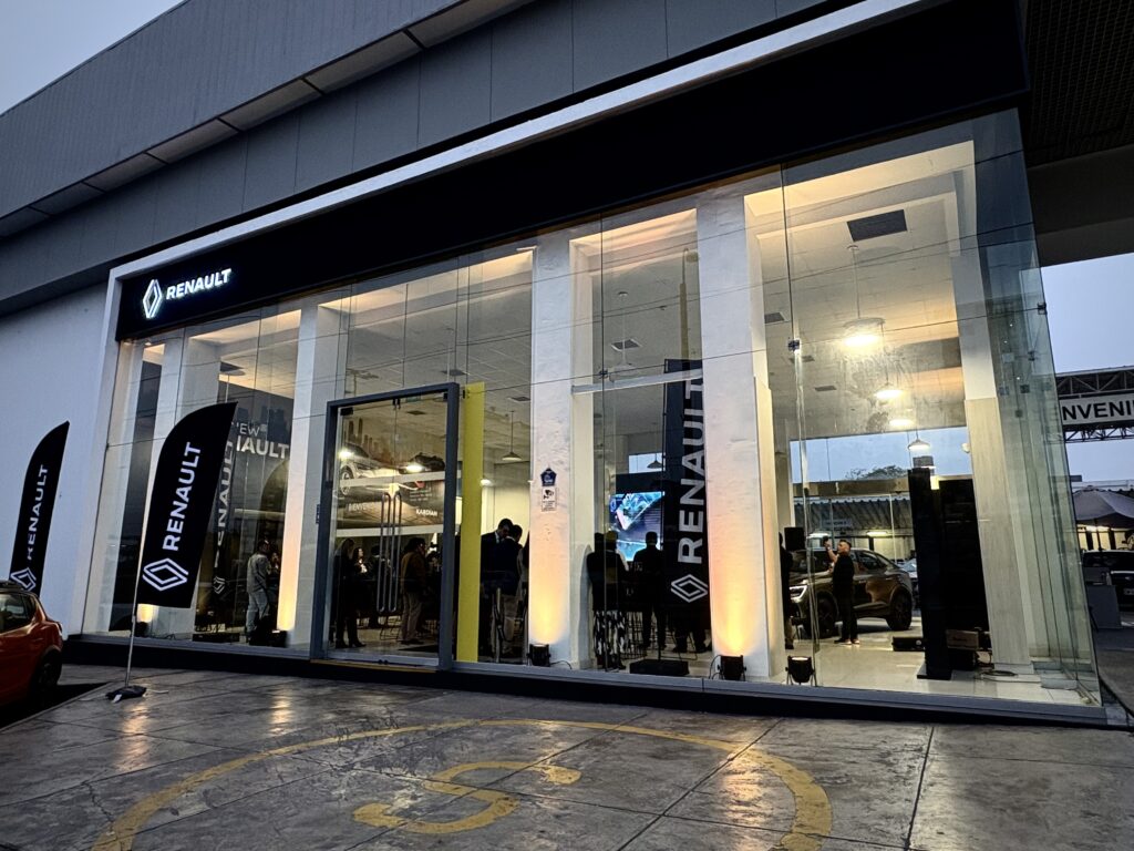 Renault estrena nuevo local en Lima