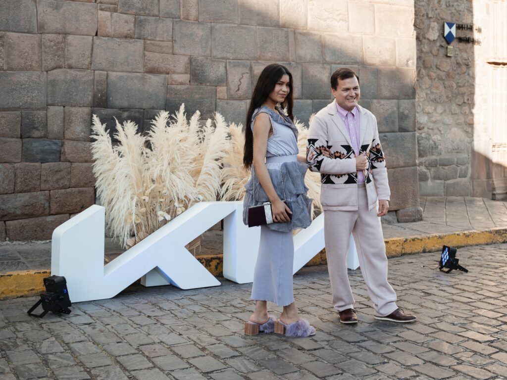 KIA y Sergio Dávila llevan la moda sostenible a Machu Picchu