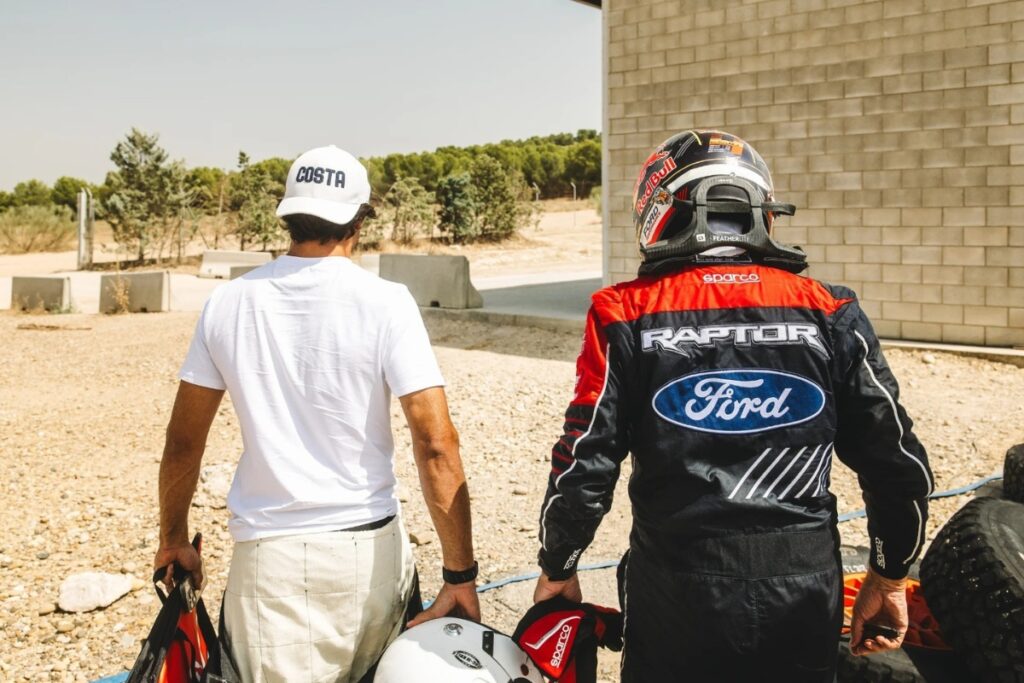 Legado y adrenalina: los Sainz al volante de la Ford Raptor T1+