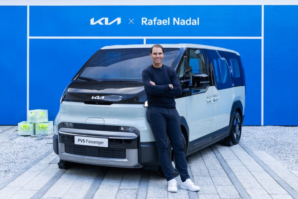 Rafael Nadal renueva su compromiso con Kia tras 21 años de colaboración