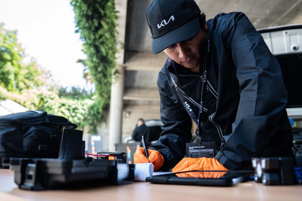 Talento peruano brilla en competencia internacional: técnico de Kia obtiene segundo lugar