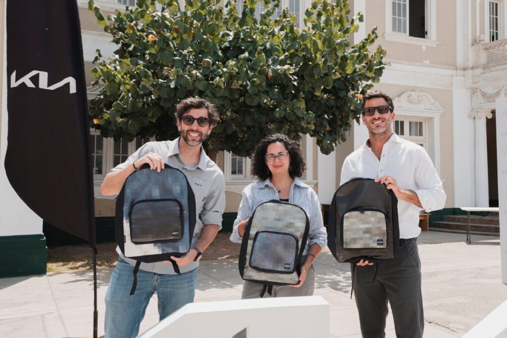 Kia Perú convierte publicidad reciclada en mochilas para niños