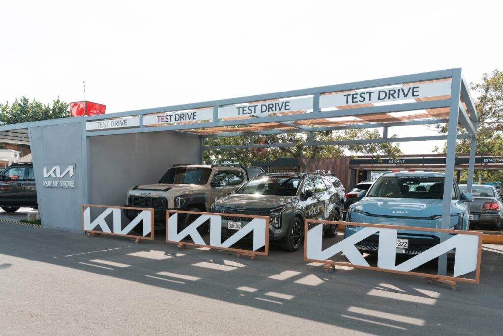 Kia Perú y Santorini se unen en el Boulevard de Asia con innovadora activación