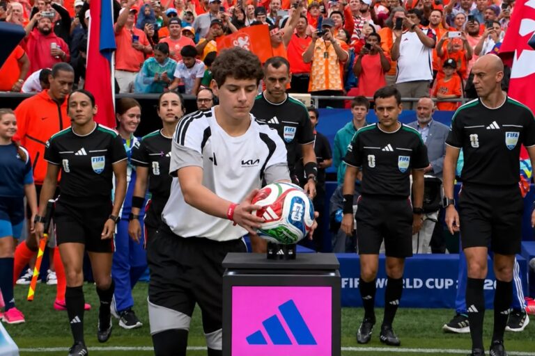 Un niño peruano vivió el sueño mundialista gracias a Kia y la FIFA