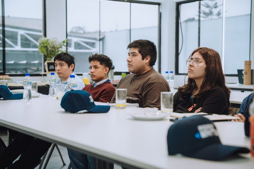 Ford Perú acerca la tecnología automotriz a jóvenes talentos del programa Ford <ENTER>