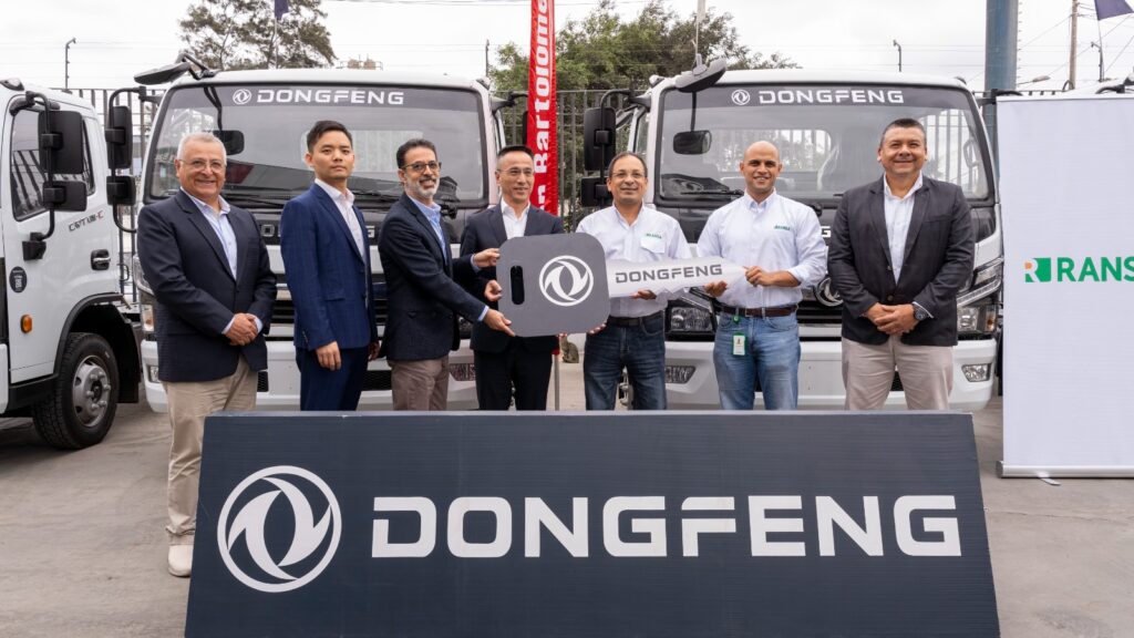 Dongfeng fortalece su presencia en Perú con respaldo de su casa matriz y entrega de ocho camiones GNV a RANSA
