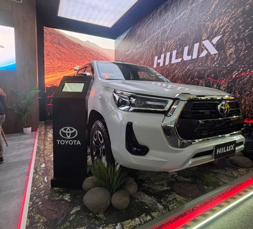 Toyota del Perú presentó la Hilux y la bZ4X en Expomina 2026