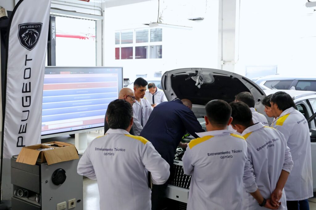 Técnicos realizan prácticas durante la capacitación técnica de Peugeot