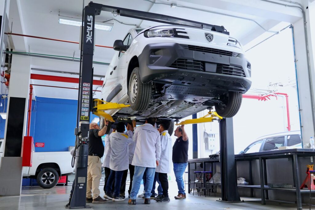 Técnicos de Peugeot participan en una sesión práctica de entrenamiento