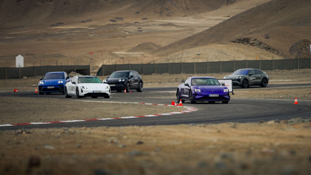 Vehículos Porsche durante las pruebas de manejo del World Road Show
