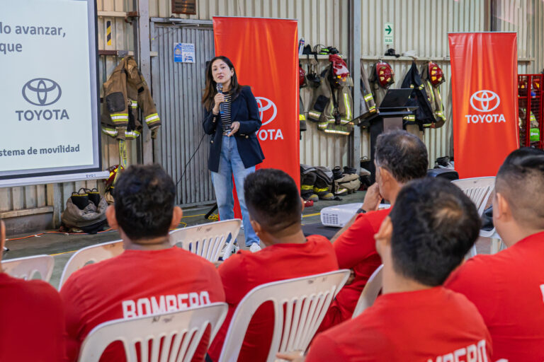 Toyota capacita a bomberos de Lima Norte en vehículos electrificados
